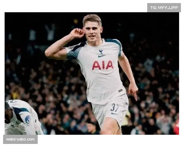 荷兰队边路冲击力强劲 邓弗里斯与范德芬两翼齐飞提供宽度 荷兰队边路冲击力强劲 邓弗里斯与范德芬两翼齐飞提供宽度